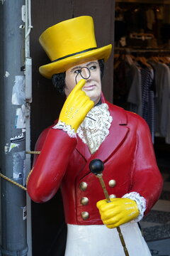 Lebensgro&szlig;e alte Holzfigur eines Mann aus dem 19. Jahrhundert am 16.04.2022 vor einem Antiquit&auml;tenladen am Oberstadtmarkt in der Altstadt von Marburg an der Lahn in Hessen