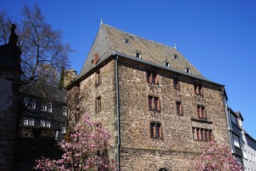 Alte Fassade aus Bruchstein und Naturstein des Interkulturelle Begegnungszentrum Kerner vor blauem...