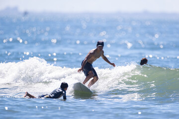 湘南の海でサーフィンをする男性
