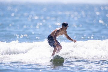 湘南の海でサーフィンをする男性