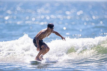 湘南の海でサーフィンをする男性