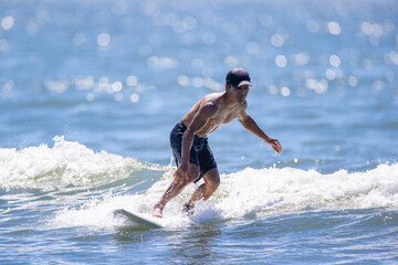 湘南の海でサーフィンをする男性