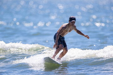 湘南の海でサーフィンをする男性