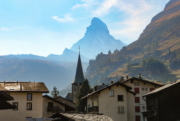 シルエットのマッターホルンとツェルマット村の時計塔