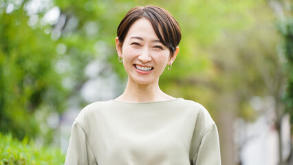 笑顔の若い女性