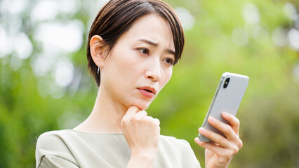 スマートフォンを操作する若い女性
