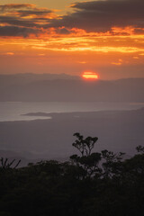 ATARDECER SOBRE LAGO Y VEGETACIÓN EN ENTORNO SELVÁTICO