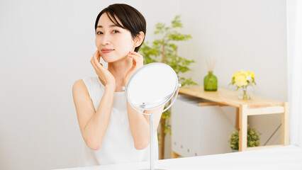 スキンケアをする若い女性　ビューティーイメージ