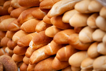 Un montón de panes apilados. Panadería.