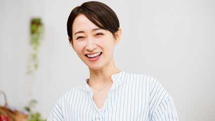 リビングでくつろぐ若い女性