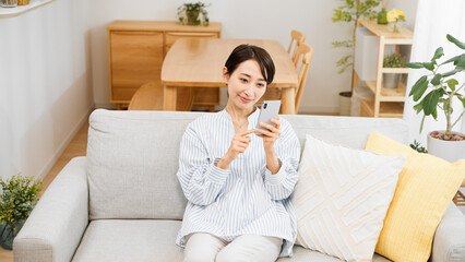 スマートフォンを操作する若い女性