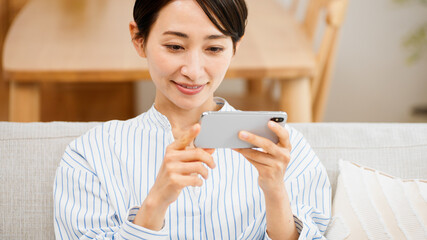 スマートフォンを操作する若い女性