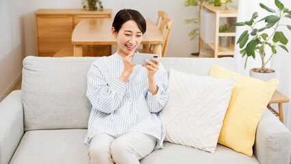 スマートフォンを操作する若い女性