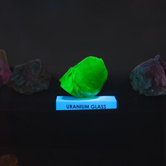 Piece of uranium glass at Prairie Fire Museum in Overland Park, Kansas, the USA © Matthew Fowler/Wirestock Creators