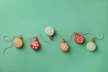 Rolgordijnen Beautifully decorated Christmas macarons with rope on turquoise background, flat lay © New Africa