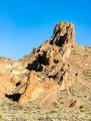 Schroffer Fels aus vulkanischem Gestein am Rande des El Teide Kraters auf der kanarischen Insel Teneriffa