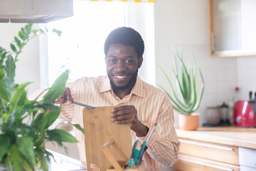 Junger Mann repariert nachhaltig zu Hause mit Werkzeug
