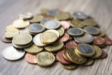 Euro Geldscheine in ener Geldbörse auf einem Holz Tisch. Nahaufnahme, 