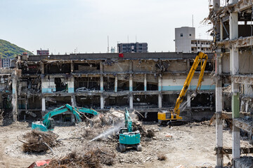 パワーショベルによるビル解体工事現場
