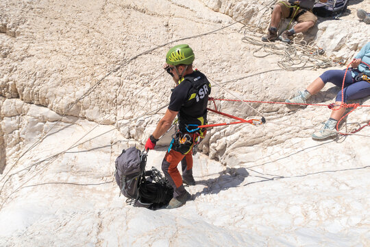 An experienced athlete starts the descent with the equipment for snapping in the mountains of the Judean Desert near the Tamarim stream near Jerusalem in Israel