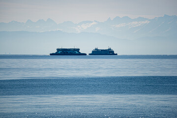 Bodensee, Fähre Meersburg Konstanz vor den Alpengipfeln des Montafon
