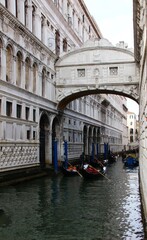 Fototapeta premium Italy, Veneto, Venice: View of Sighs Bridge.