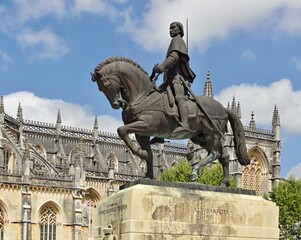 Fototapeta premium Horse statue of Nuno Alvarez Perreira in Batalha, Centro - Portugal