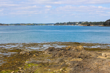 Fototapeta na wymiar Panorama sur l'océan dans le golfe du morbihan depuis les côtes de l'île d'Arz en Bretagne