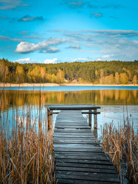 Drewniany pomost nad jeziorem. © P.Ch. Fotografia