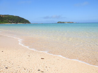 沖縄旅行 白い砂浜とエメラルドグリーンの海