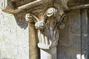 Chapiteau de colonne avec volutes à l'entrée de la Chapelle Vaucelette à Cambrai