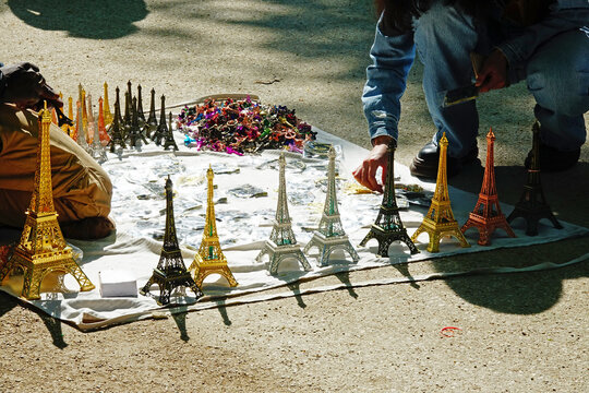 Commerce ambulant ou vente &agrave; la sauvette de souvenirs dans la rue &agrave; Paris, France