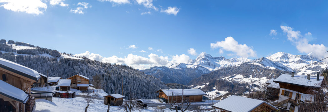 illustration d'un paysage de montagne représenté par un village sous la neige et la montagne derrière en format panoramique