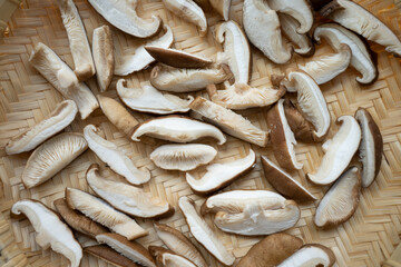 シイタケを干して旨味アップ