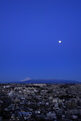横浜からの富士山と月 (夜景)