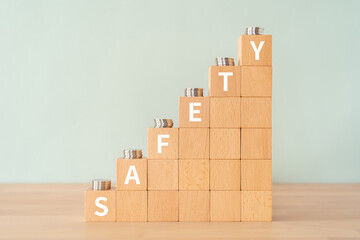 安全のイメージ｜「SAFETY」と書かれた積み木とコイン