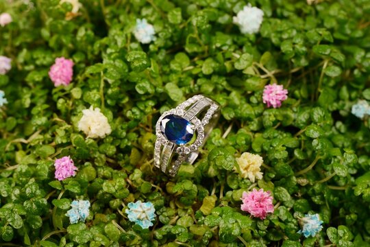 Women's platinum ring with a diamonds and blue precious sapphire jemstone