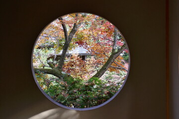 京都の八幡市の善法律寺の円窓
