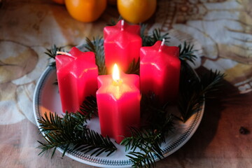 FU 2021-11-28 Advent 16 Am Adventskranz brennt eine rote Kerze