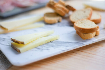tabla de queso con tostadas y nueces