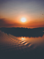 wunderschöner Sonnenuntergang am Meer in Schweden