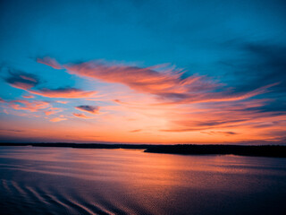 wunderschöner Sonnenuntergang am Meer in Schweden
