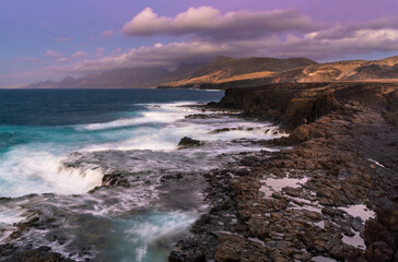 Fototapeta na wymiar Vista de la costa de Punta Pesebre al atardecer en un día de mucho oleaje, Punta Jandia, Fuerteventura, Islas Canarias, España