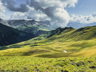 Die Heuberge in den schweizer Alpen mögen zu verzaubern...