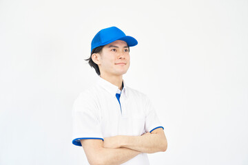 ポロシャツとキャップの制服の男性　ポートレート　白背景