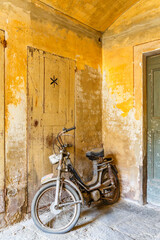 Fototapeta na wymiar Old dusty moped in a garage