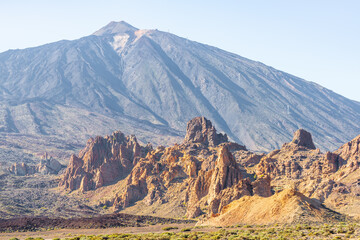 Teneriffa, Blick über vulkanische Mondlandschaft im Vulkankrater mit El Teide Vulkan im Hintergrund