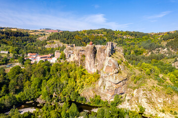 Fototapeta na wymiar Arlempdes village with its castle on top of a basalt rock at a meander bend of the Loire river. Haute-Loire, France