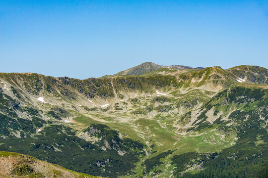 Panoramablick &uuml;ber Transalpina Hochgebirgsstra&szlig;e in den Transsilvanischen Alpen (Siebenb&uuml;rgen, Rum&auml;nien) im Sommer