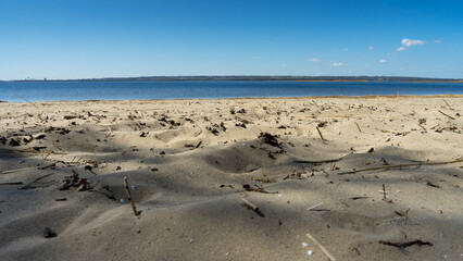 plaża piaszczysta nad jeziorem widok na wodę